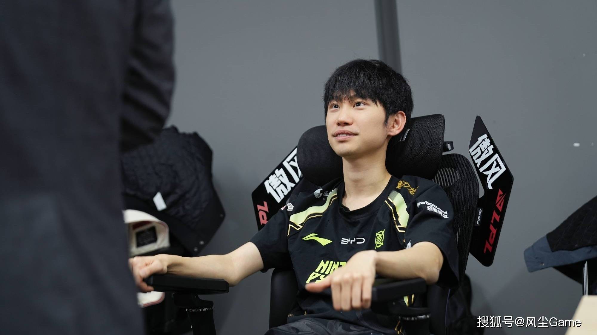 LOL换线创始人拿下首胜!赛后采访泪洒赛场,自我点评:烂到流脓