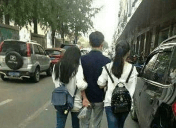 聚焦瞬间!众人围观,尴尬搞笑场面引笑料不断