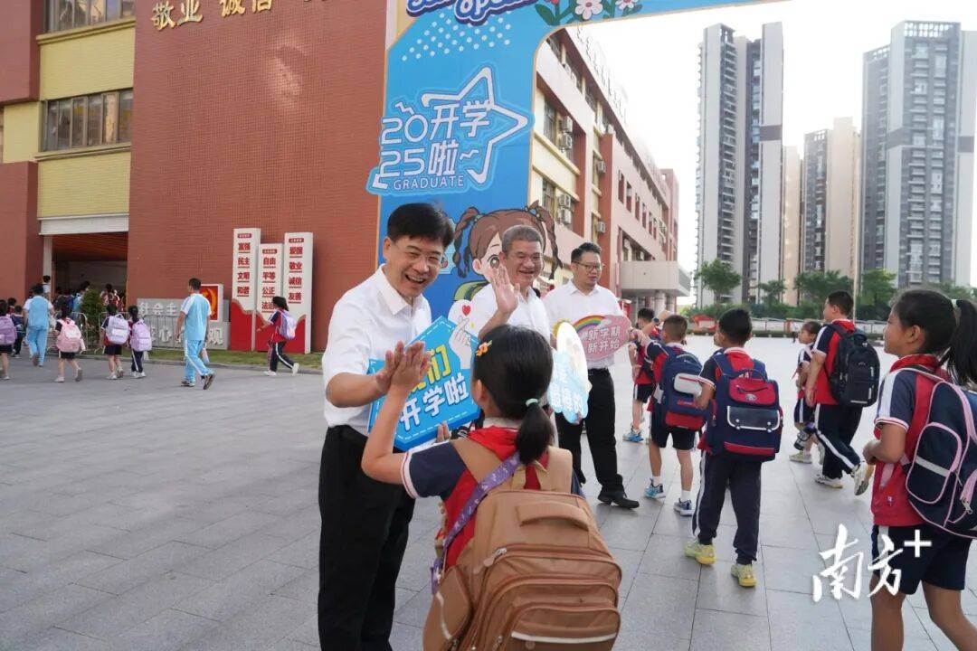 多图直击!惠州开学“名场面”→