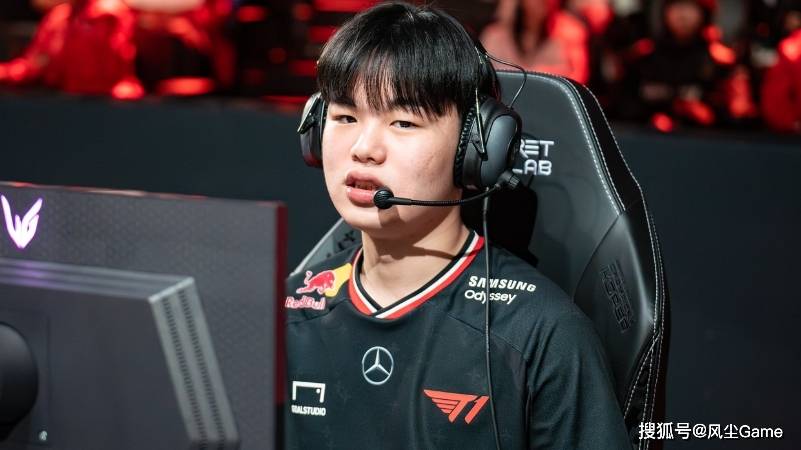 LOL历史最惨冠军AD诞生!临近世界赛被粉丝逼宫:不换人不买周边