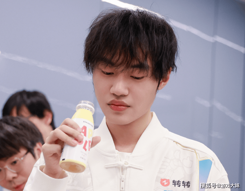 解說(shuō)米勒說(shuō)出LPL困境，中单选手出现严重断档，新(xīn)生代(dài)实力都(dōu)很菜