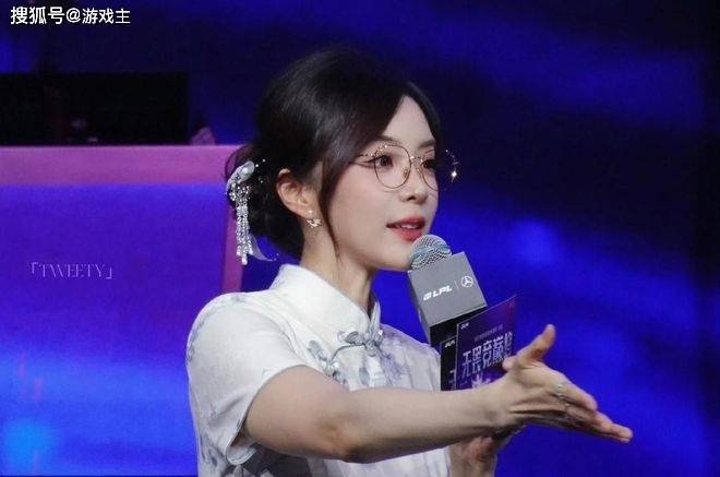 LPL新晋顶级美女主持火了,神似戚薇,解说Rita花瓶地位不保