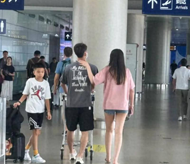 徐杰携女友亮相上海浦东机场，开启解说生涯将解说中国男篮比赛