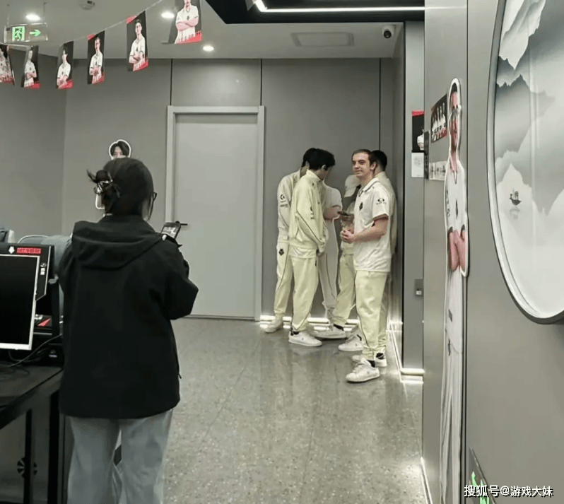 G2战队来得太早了,拳头还没准备训练地,被拍到在天津网吧里训练