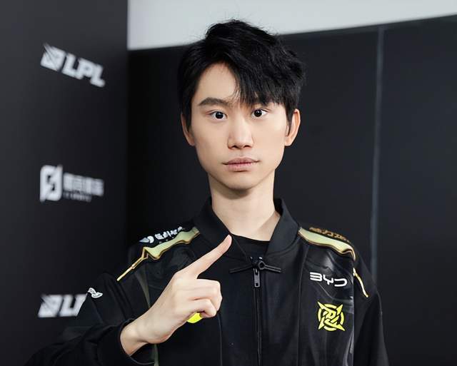 LOL世界(jiè)冠軍(jūn)转型刀(dāo)塔(tǎ)，大主(zhǔ)播(bō)迎直播(bō)第二春，人(rén)气比(bǐ)玩LOL还高！